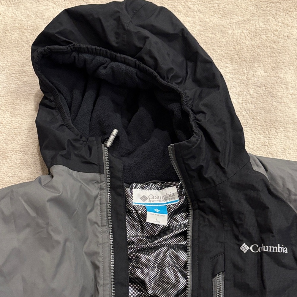 Ski/snow jacket-Columbia Two-Tone Hooded Jacket in Black and Gray